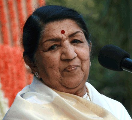 Udaate Hain Mere Gam Ki Hansi ... Beqas Ki Aabaru - Lata Mangeshkar