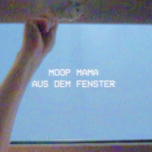 Aus dem Fenster - Moop Mama