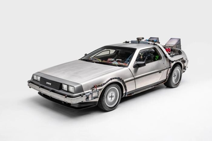 Почему создателям «Назад в будущее» пришлось менять спидометр на Delorean