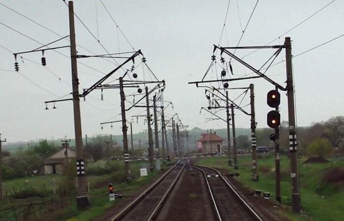 Что за белые полоски на столбах вдоль железных дорог