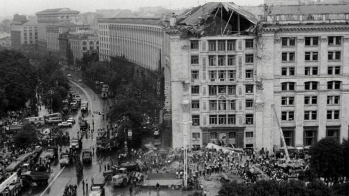 Как рухнул фасад Главпочтамта в Киеве
